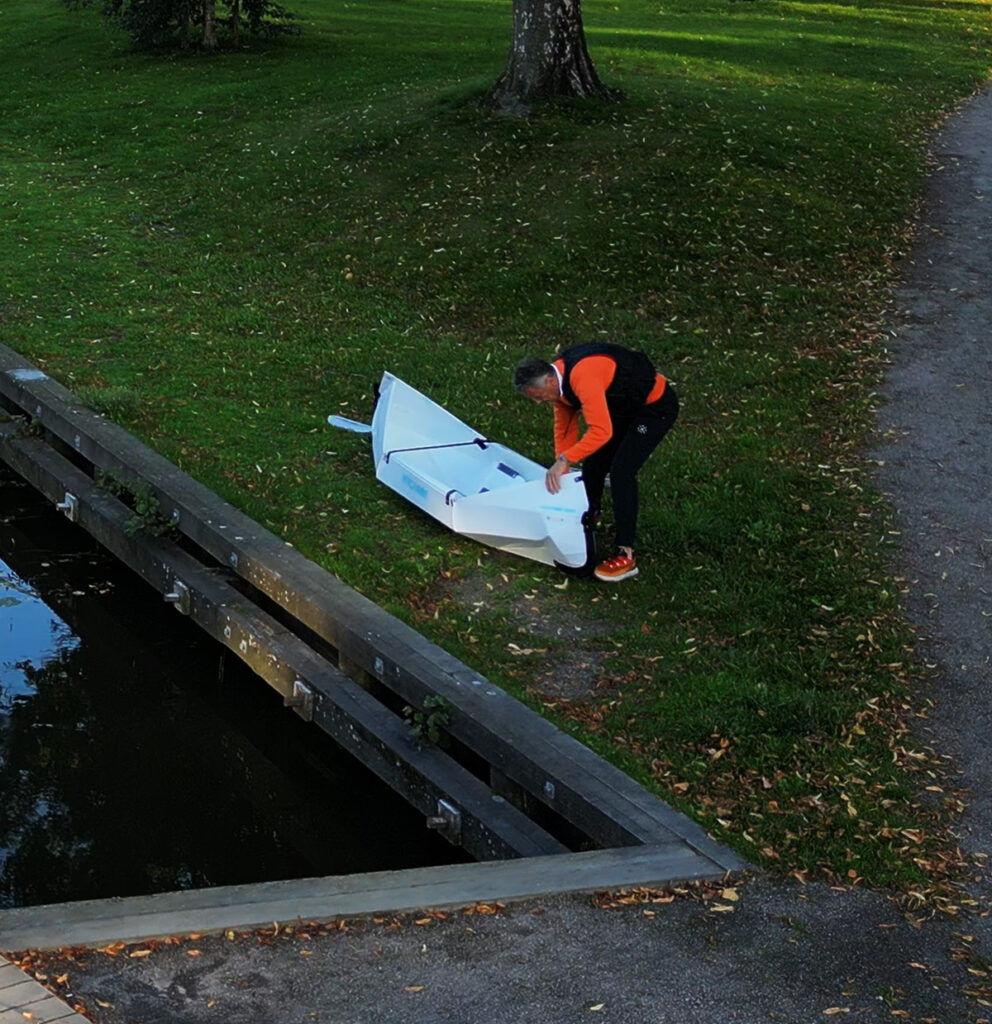 Med några enkla handgrepp viker jag upp MyCanoe Solo 2 och spänner band för att stabilisera konstruktionen