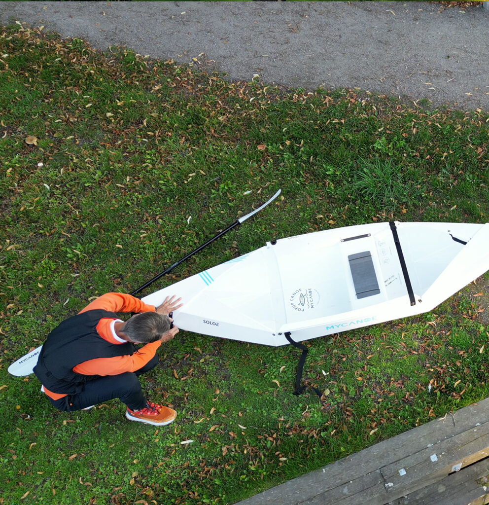 MyCanoe Solo 2 vikbar kanot, superlätt att vika upp tack vare att den är gjord i ett stycke. En sits i kanoten som gör paddelturen bekväm och som stagar upp kunstruktionen